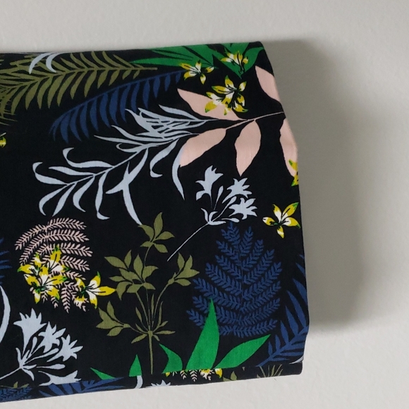 Boden Dark Floral Capri Pants Cropped Size 4 - Picture 9 of 13